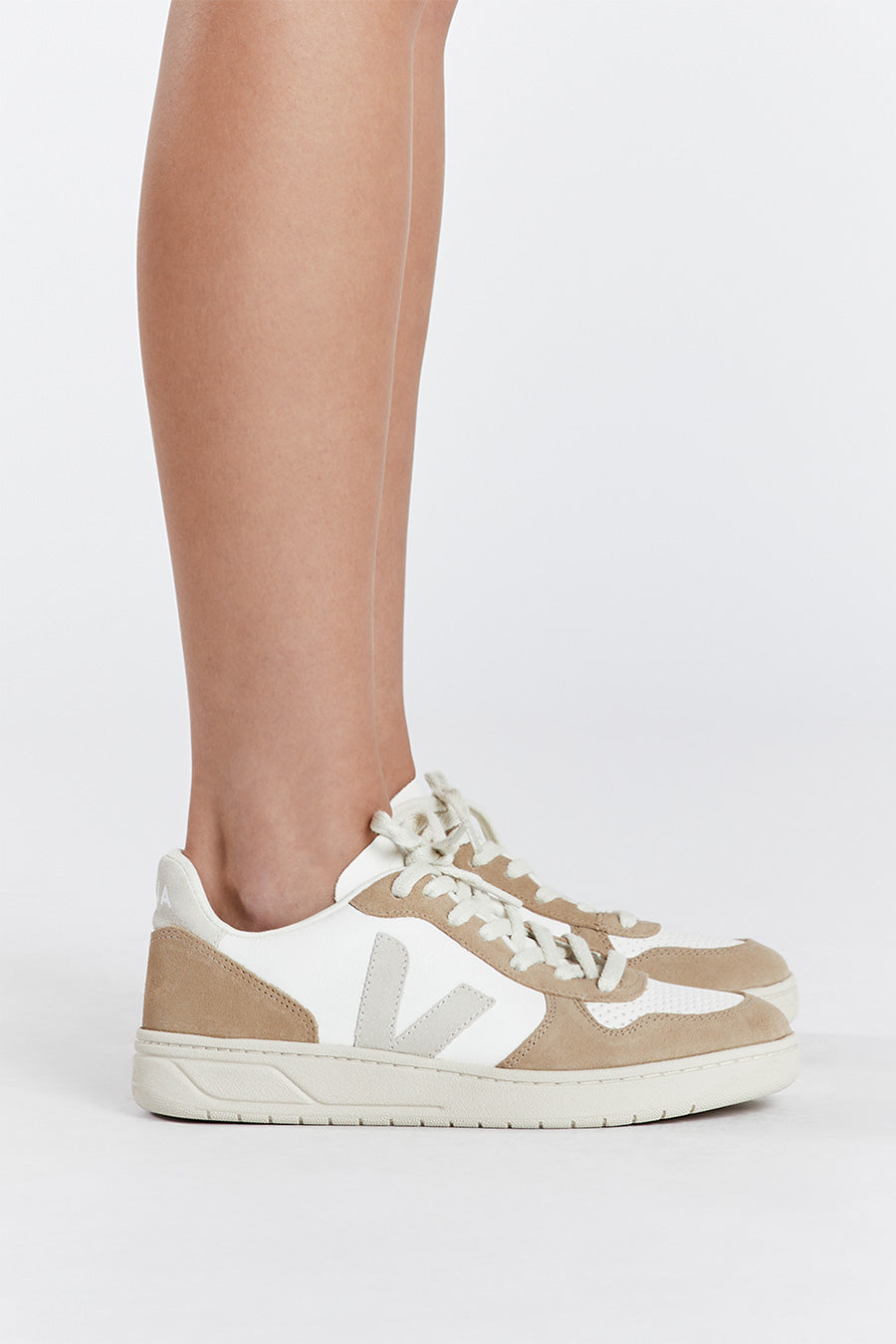 VEJA V-10 WHITE NATURAL SAHARA