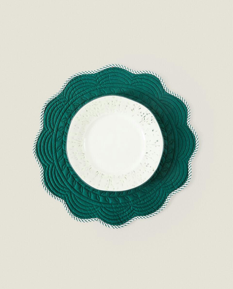 SCALLOPED  CHRISTMAS PLACEMAT