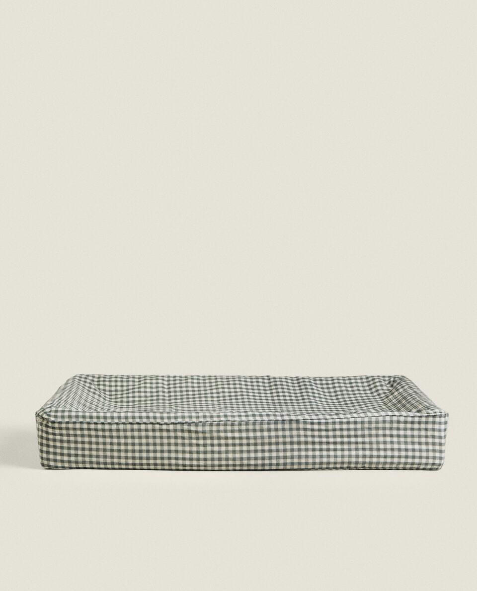 CHILDREN’S GINGHAM CHANGING MAT