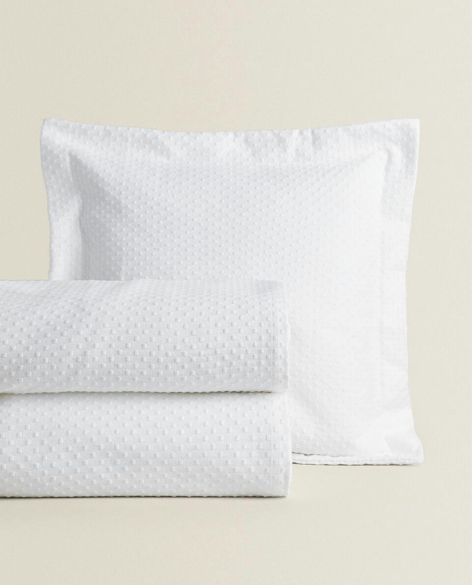 BEDSPREAD WITH POLKA DOT DESIGN