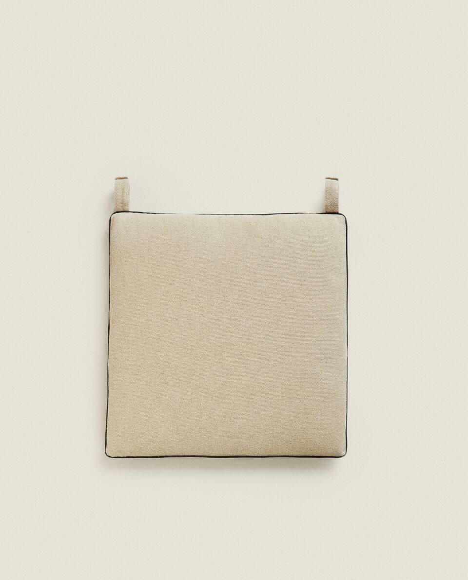 SEAT CUSHION WITH PIPING