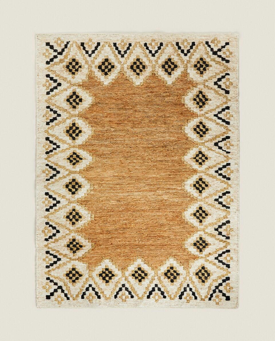 RUG WITH A GEOMETRIC DESIGN