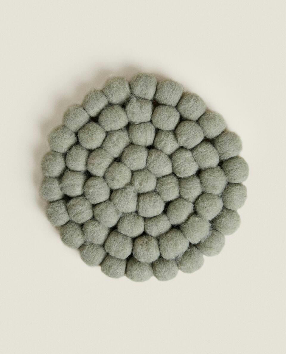 CHRISTMAS ROUND  TRIVET