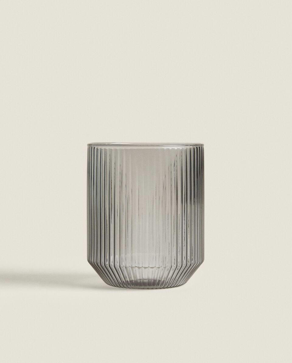 TUMBLER WITH RAISED LINES