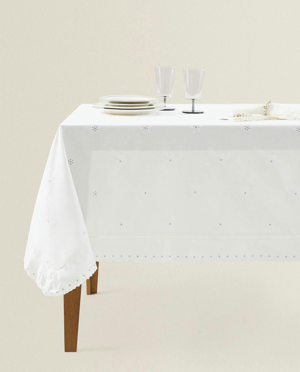 EMBROIDERED  CHRISTMAS TABLECLOTH WITH FRILL