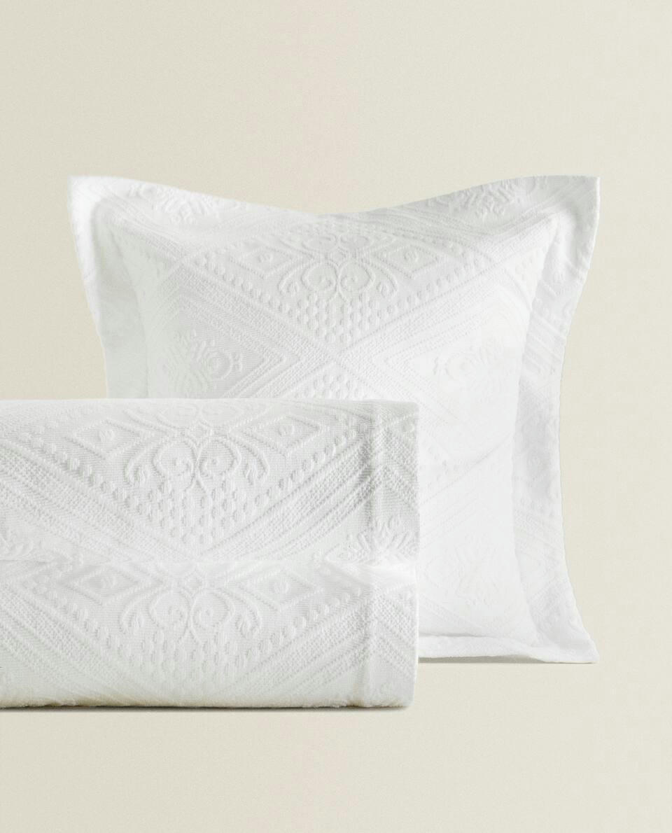 BEDSPREAD WITH GEOMETRIC DESIGN