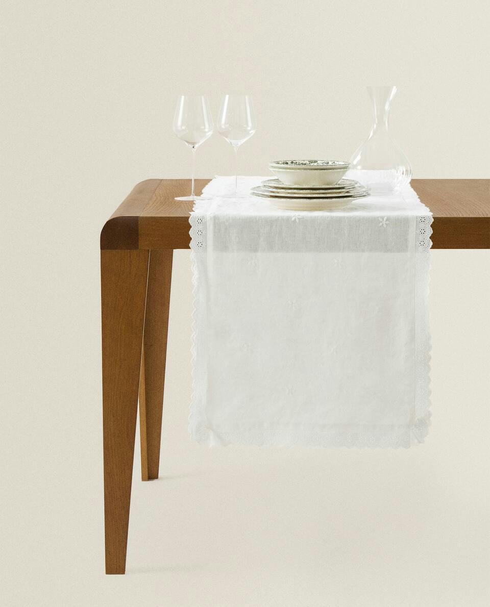TABLE RUNNER LACE TRIM