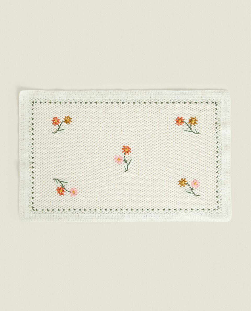 FLORAL CROCHET PLACEMAT