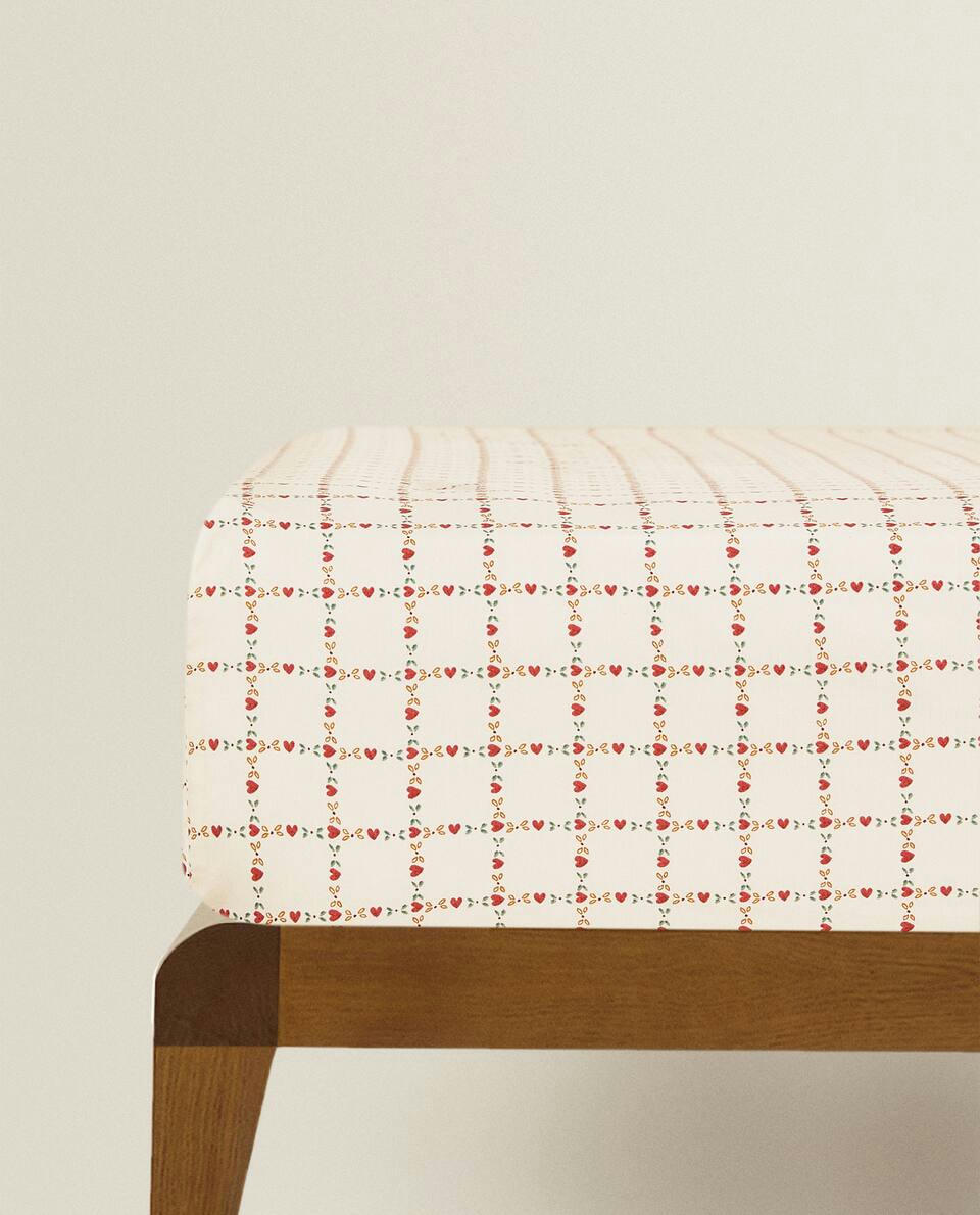 CHILDREN'S PERCALE FITTED SHEET WITH CHRISTMAS HEARTS