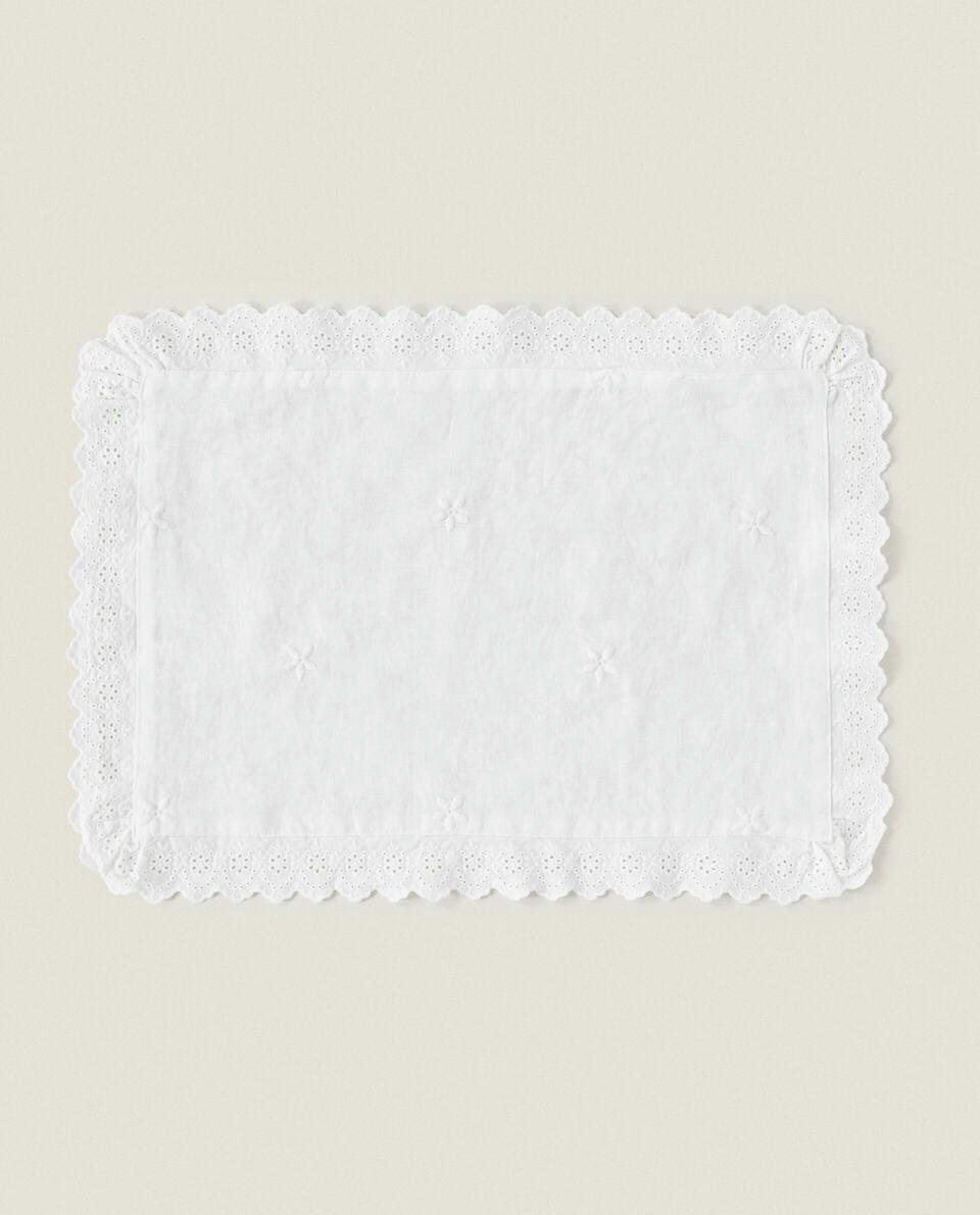 PLACEMAT WITH LACE TRIM