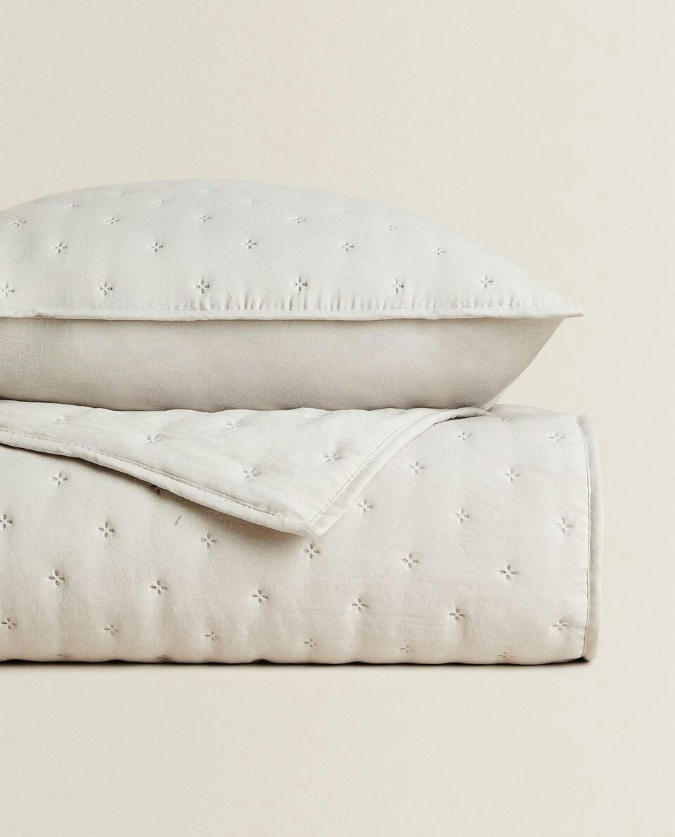 QUILTED QUILT WITH DOTS