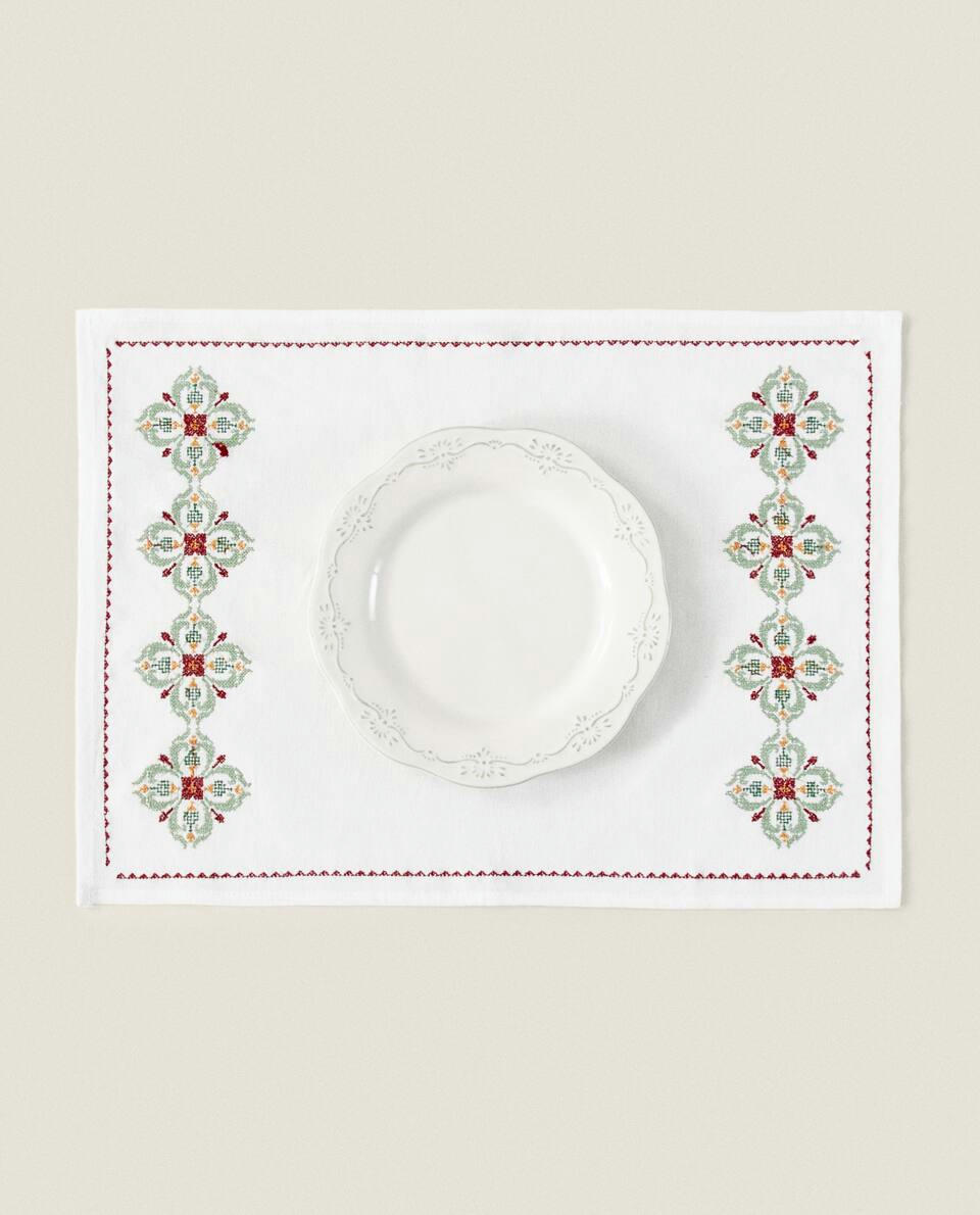 EMBROIDERED   PLACEMAT