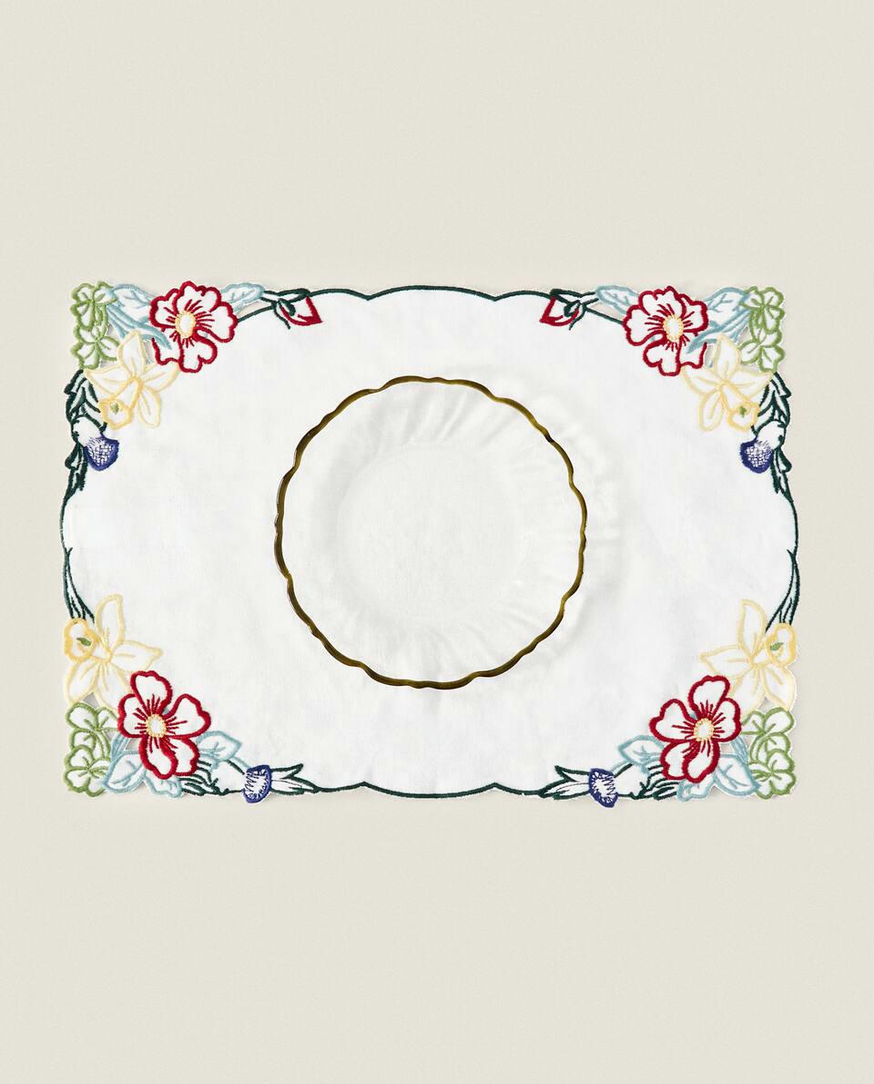 EMBROIDERED   PLACEMAT