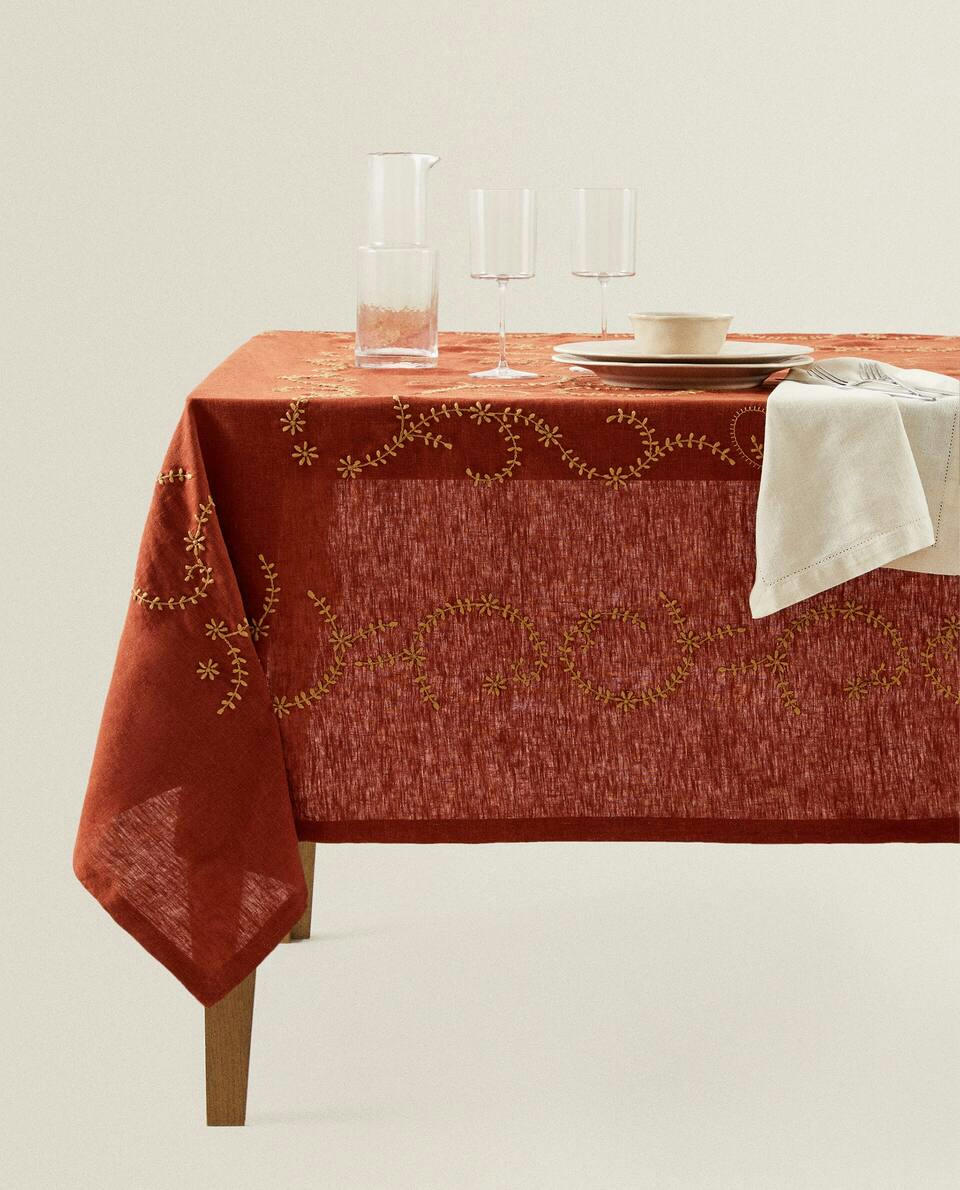 EMBROIDERED  BLEND TABLECLOTH