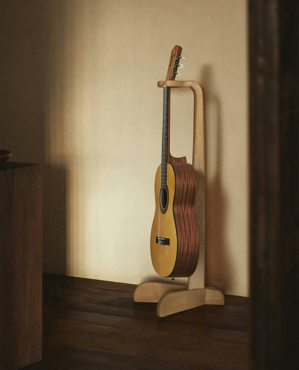 LARGE OAK GUITAR STAND (1 M)