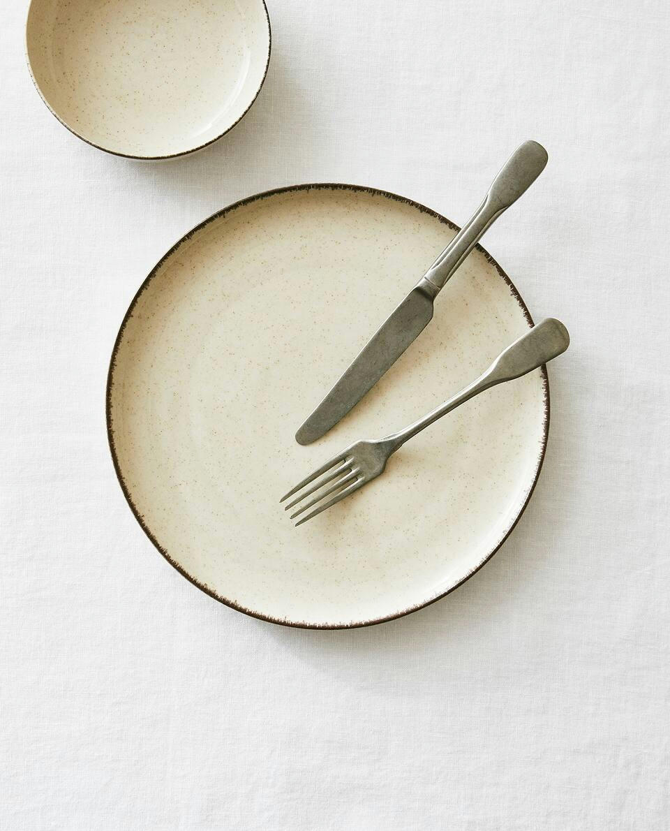 PORCELAIN TABLEWARE WITH ANTIQUE FINISH RIM