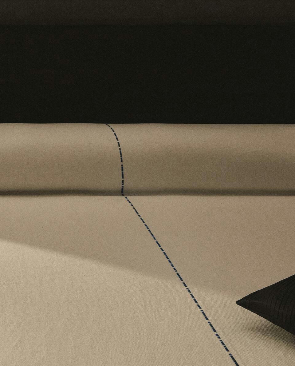 BEDSPREAD WITH TOPSTITCHING