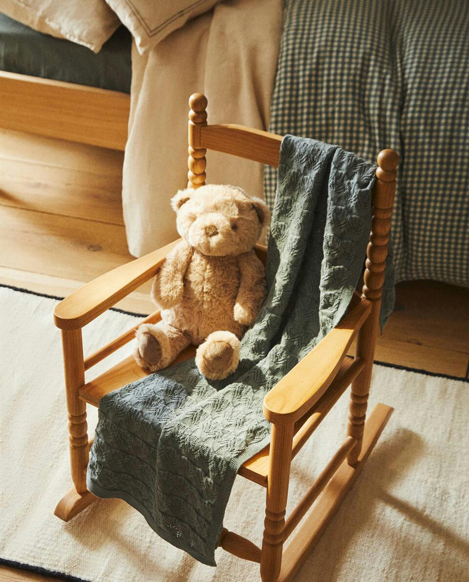 CHILDREN’S OPEN-KNIT COTTON BLANKET