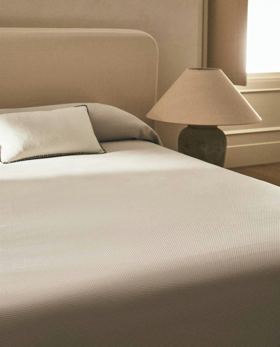 TEXTURED BEDSPREAD