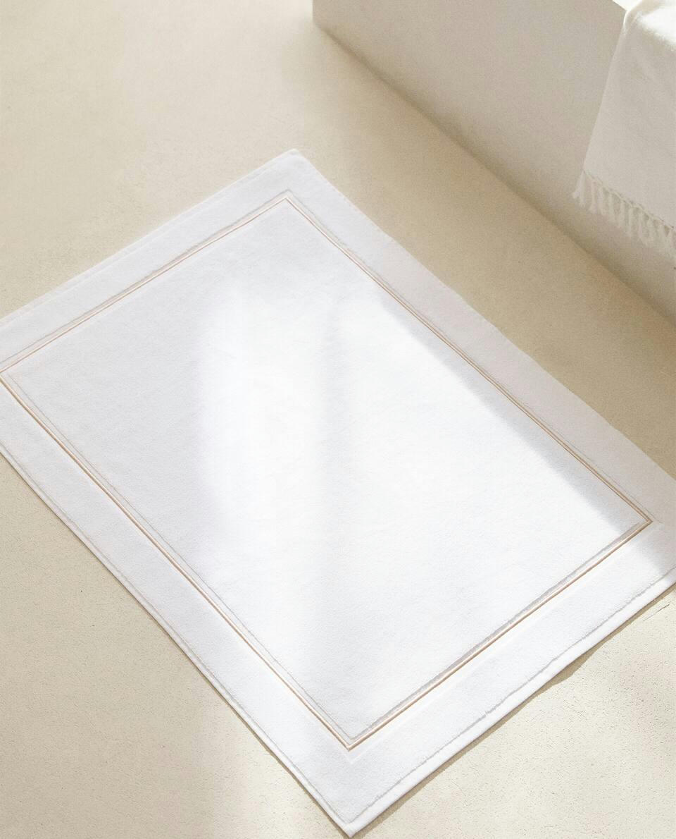 SCALLOPED EDGE BATH MAT