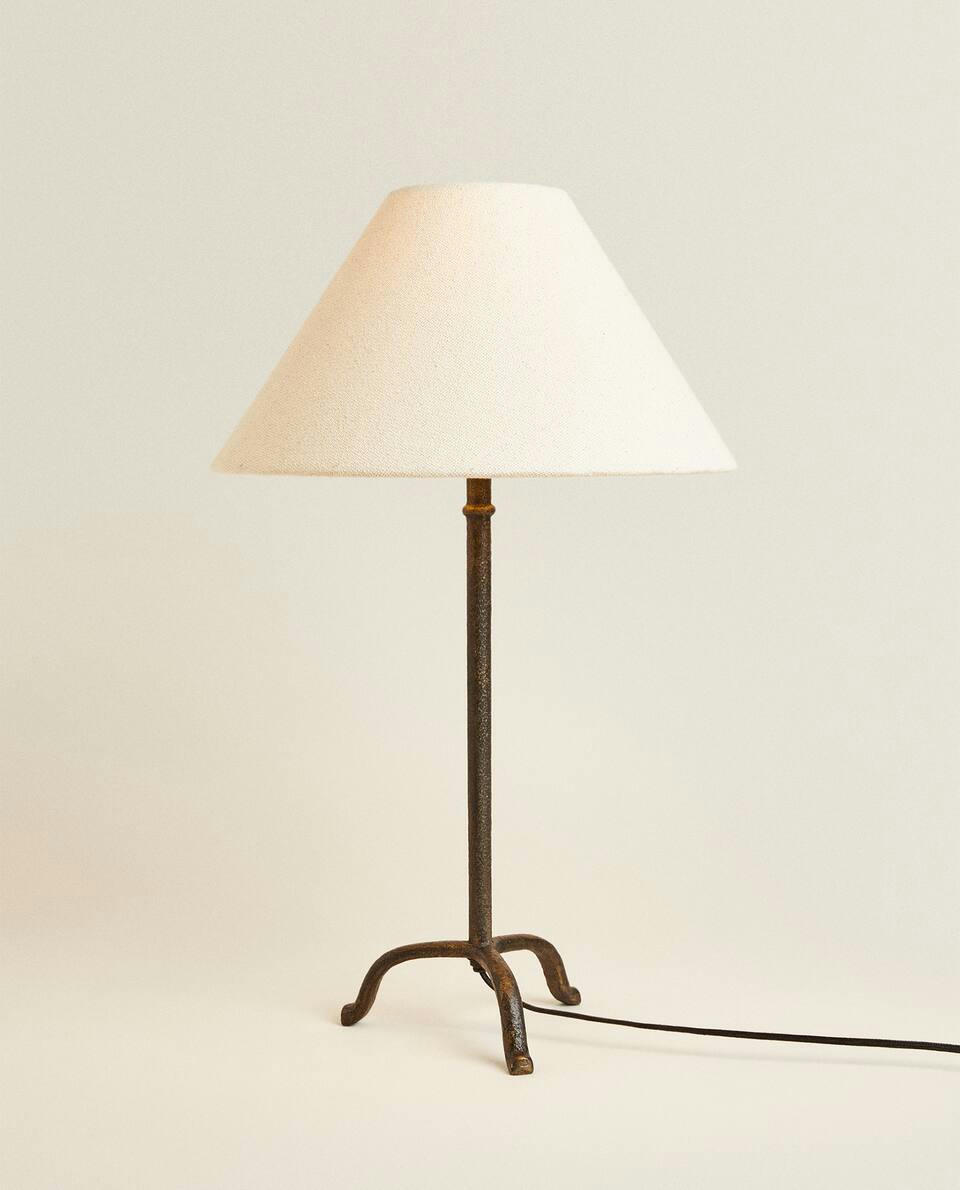 LAMP WITH TRIPOD BASE