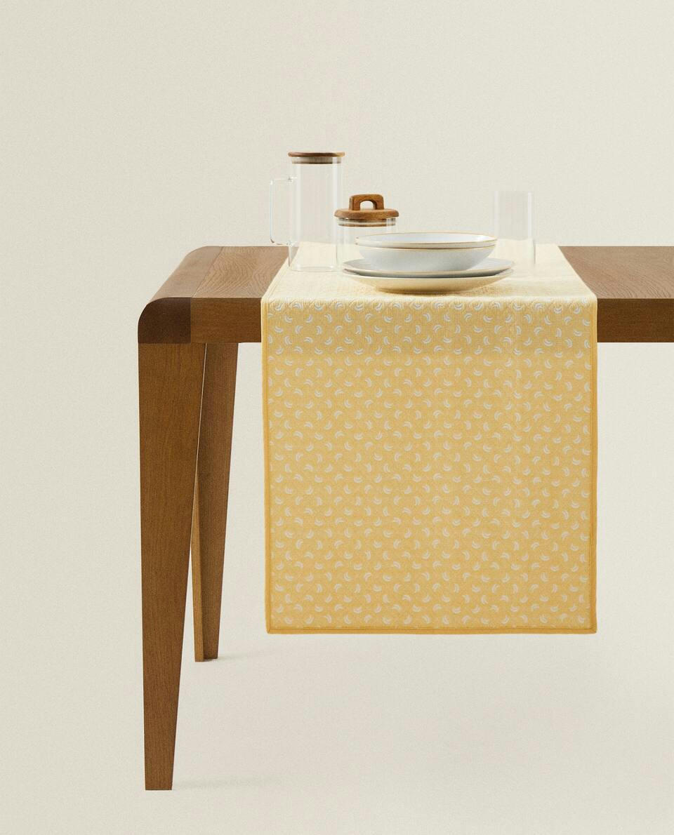 COTTON TABLE RUNNER WITH BANANA DETAIL