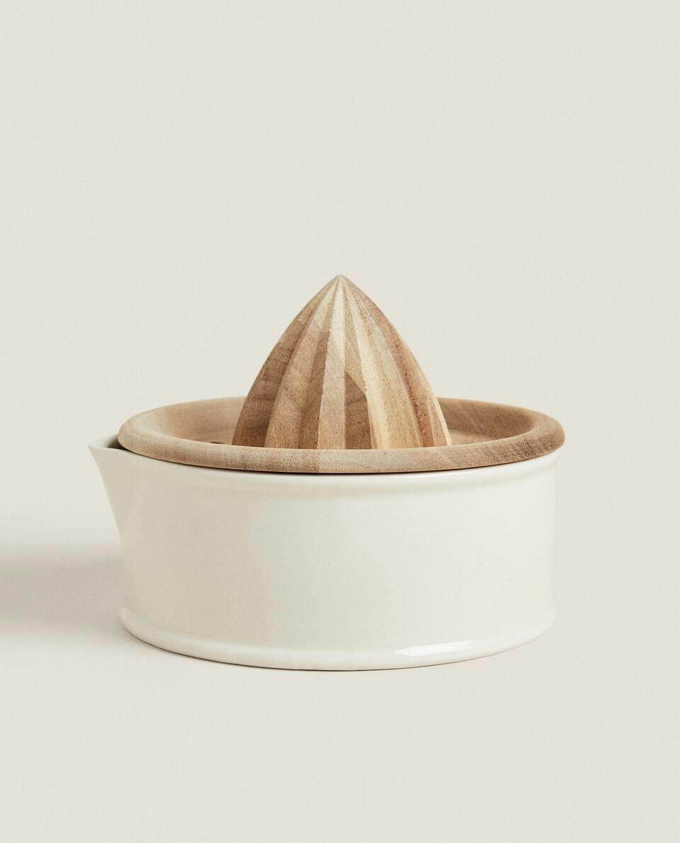 STONEWARE AND WOOD JUICER