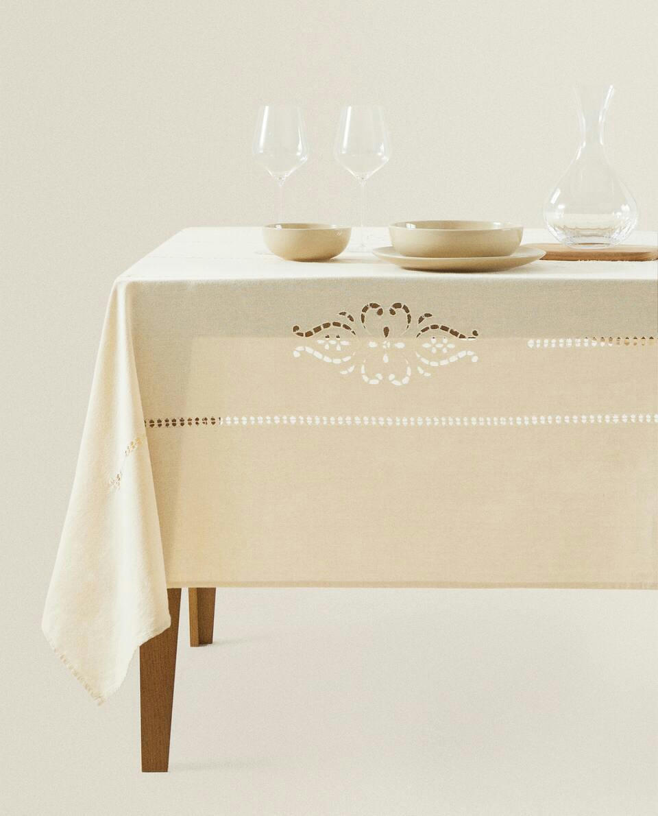 EMBROIDERED FLOWER TABLECLOTH