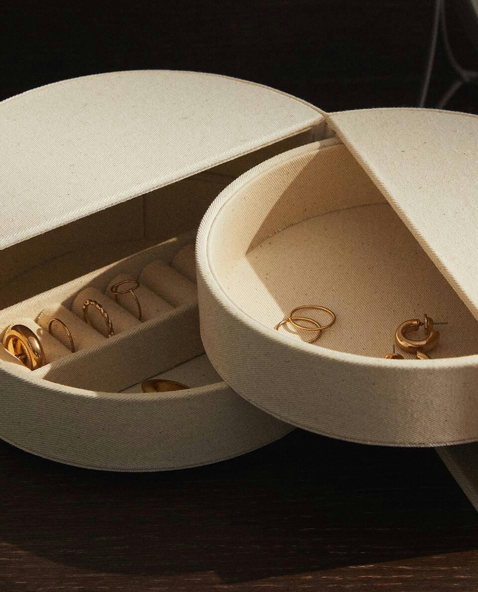 ROUND UPHOLSTERED JEWELLERY BOX