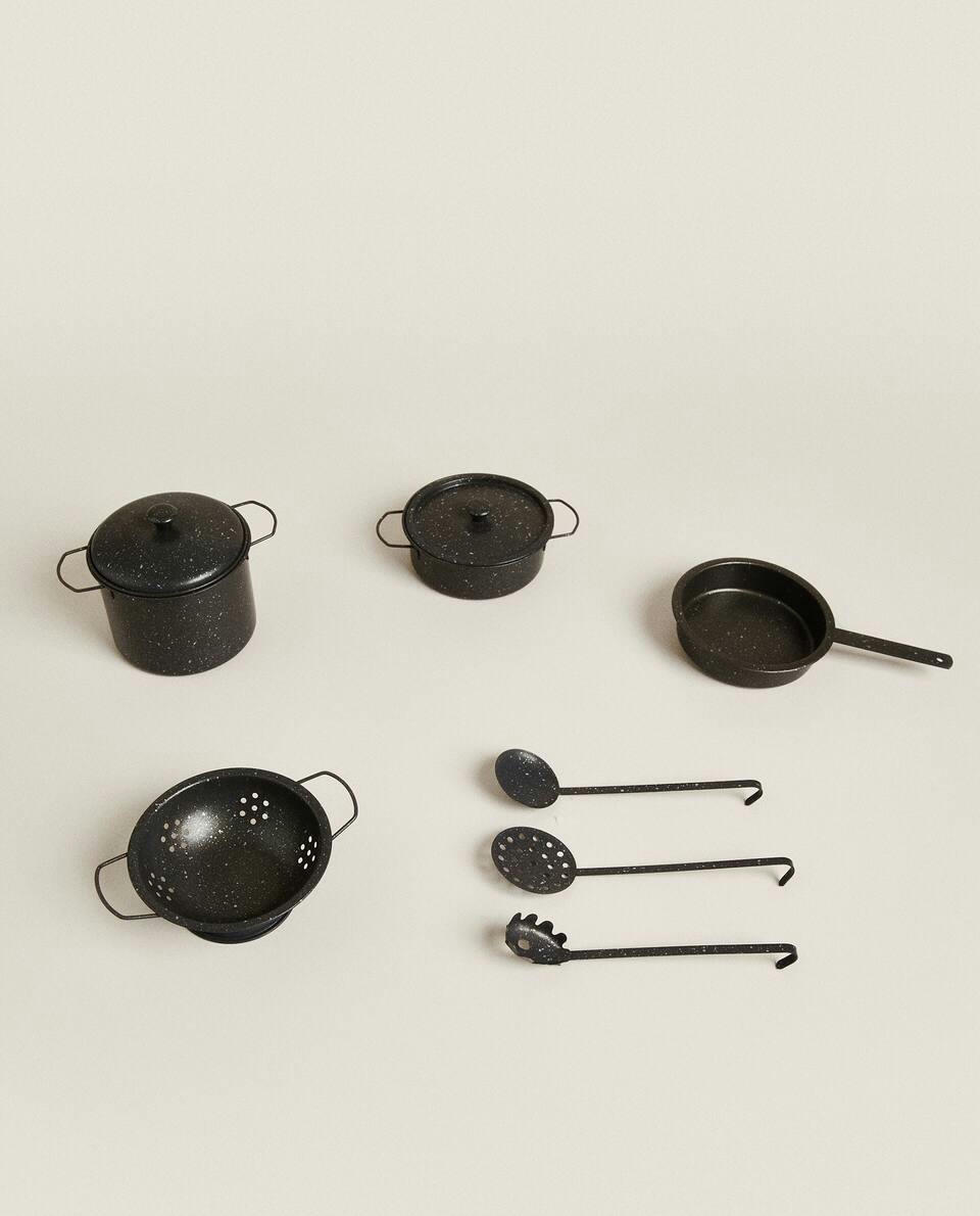CHILDREN'S SET OF KITCHEN UTENSILS