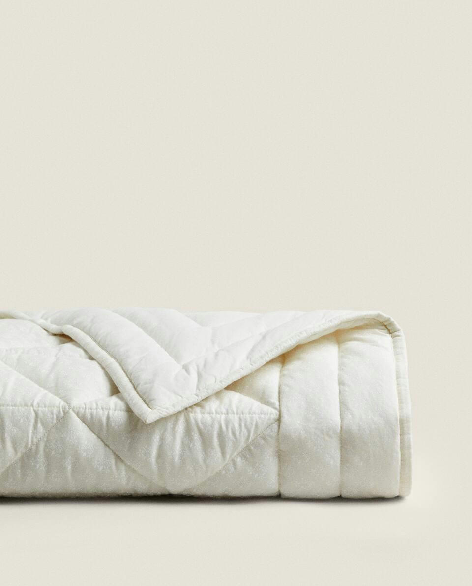 CHILDREN'S FLORAL PRINT QUILT