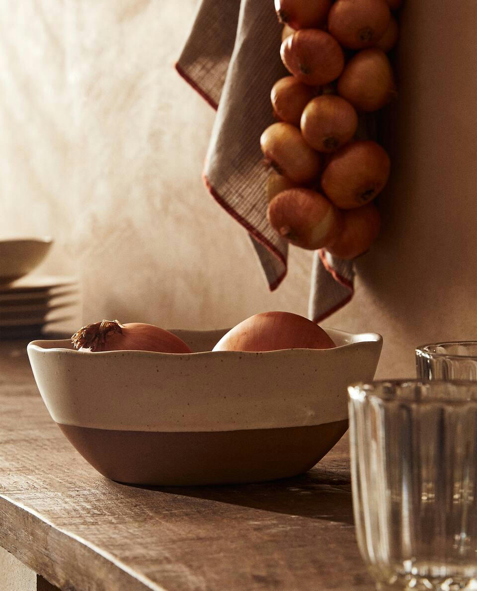 STONEWARE SET WITH RAISED DESIGN