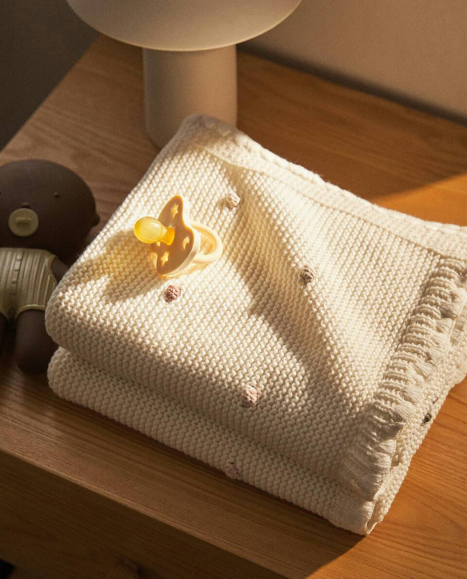 CHILDREN’S KNIT BLANKET