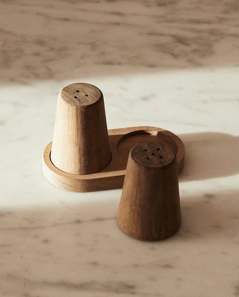 WOODEN SALT AND PEPPER SHAKER SET