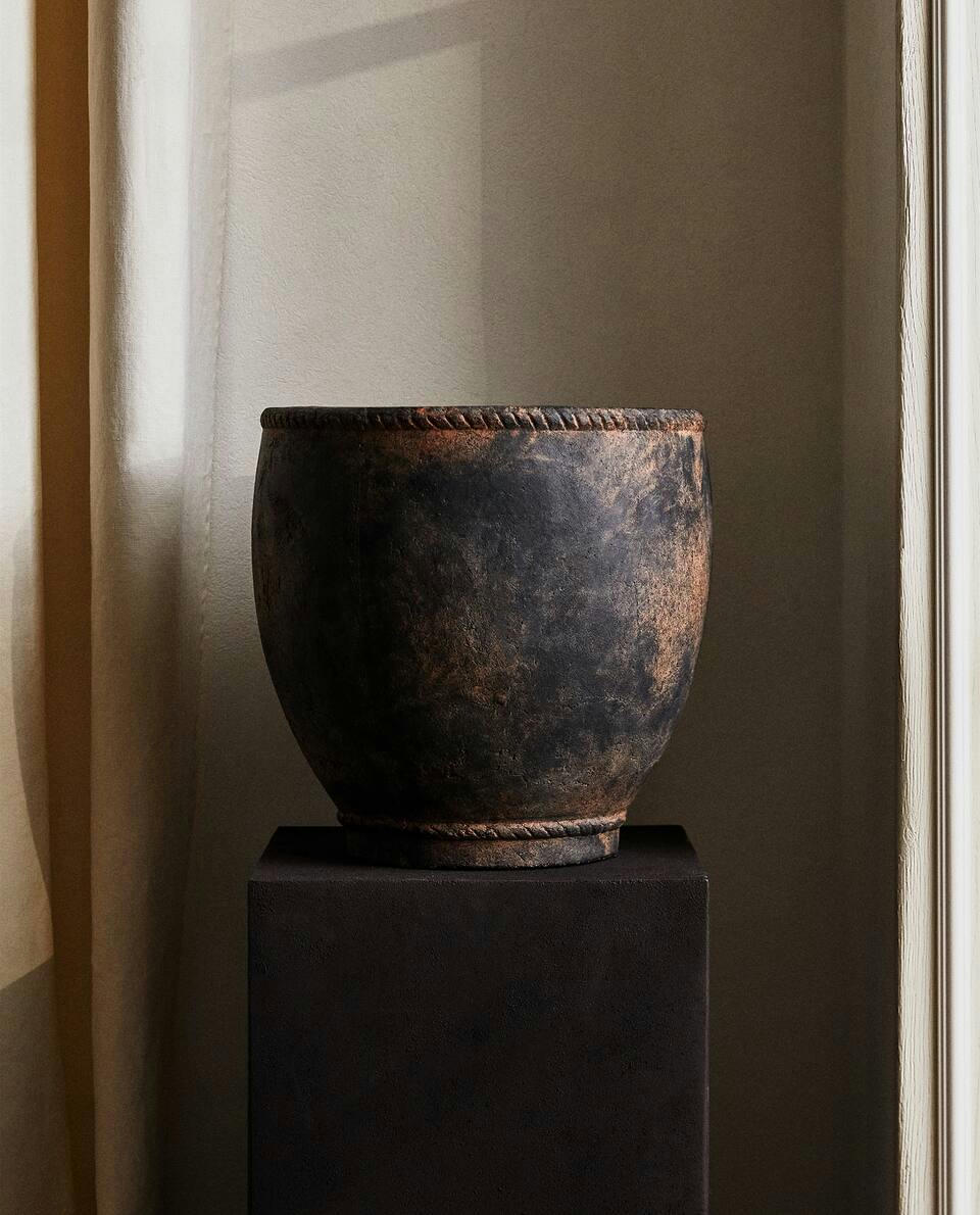 FLOWERPOT WITH ANTIQUE FINISH Zara Home