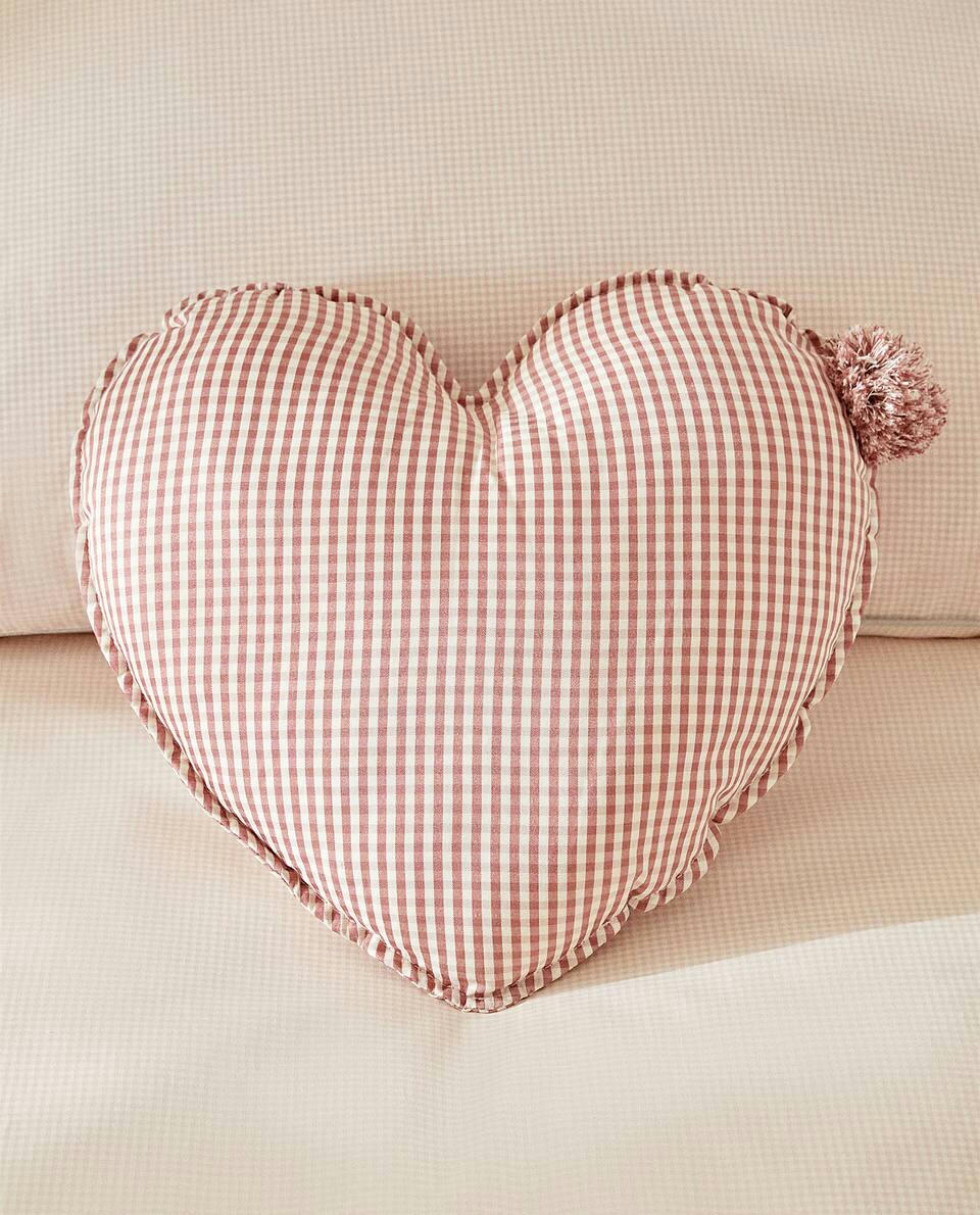 HEART-SHAPED CUSHION