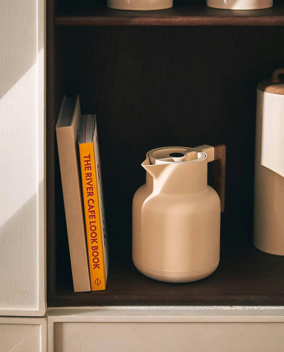 THERMOS WITH ACACIA HANDLE