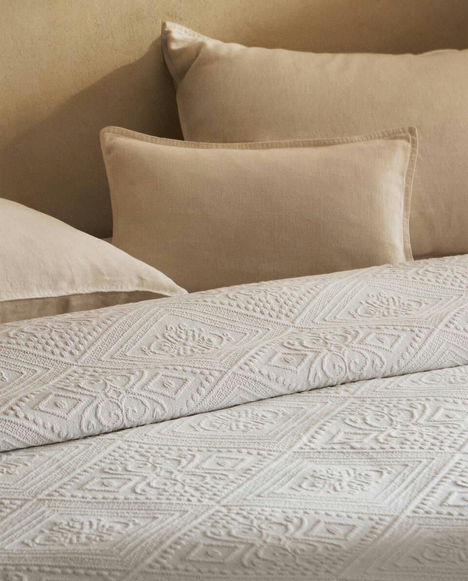 COTTON BEDSPREAD WITH GEOMETRIC DESIGN
