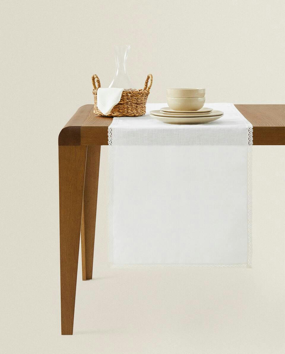 TABLE RUNNER WITH LACE TRIM