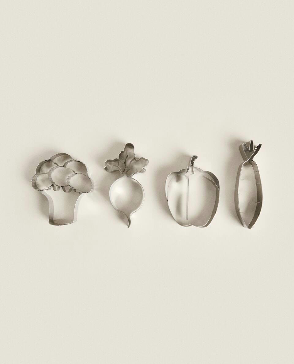 SET OF VEGETABLE-SHAPED STEEL MOULDS