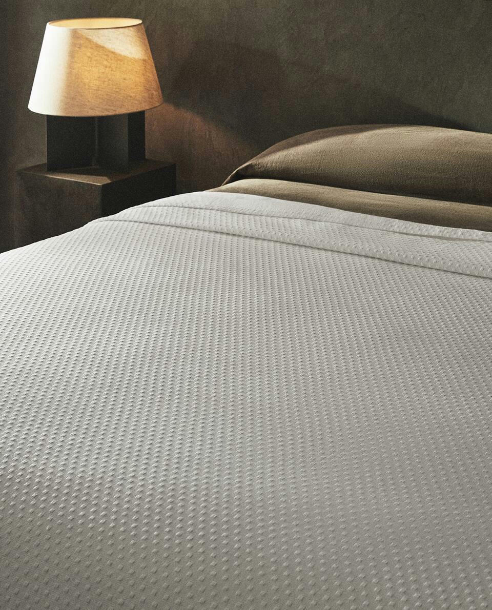 BEDSPREAD WITH POLKA DOT DESIGN