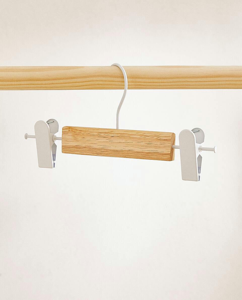 WOODEN HANGER WITH CLIPS (SET OF 3)