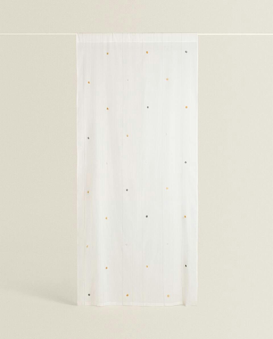 CURTAIN WITH POMPOMS