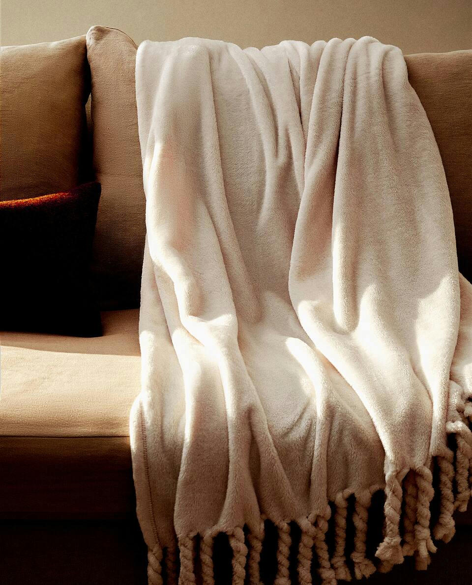 FLEECE BLANKET WITH FRINGING