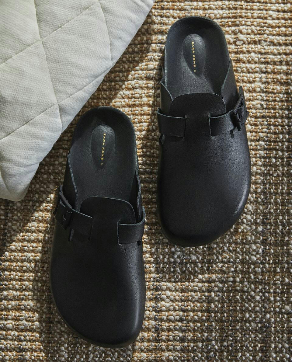 LEATHER CLOGS WITH BUCKLES