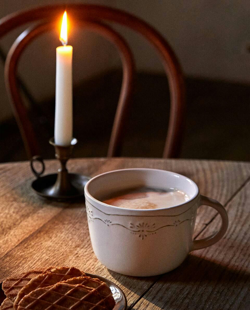 EARTHENWARE BREAKFAST MUG WITH RAISED CHRISTMAS DESIGN