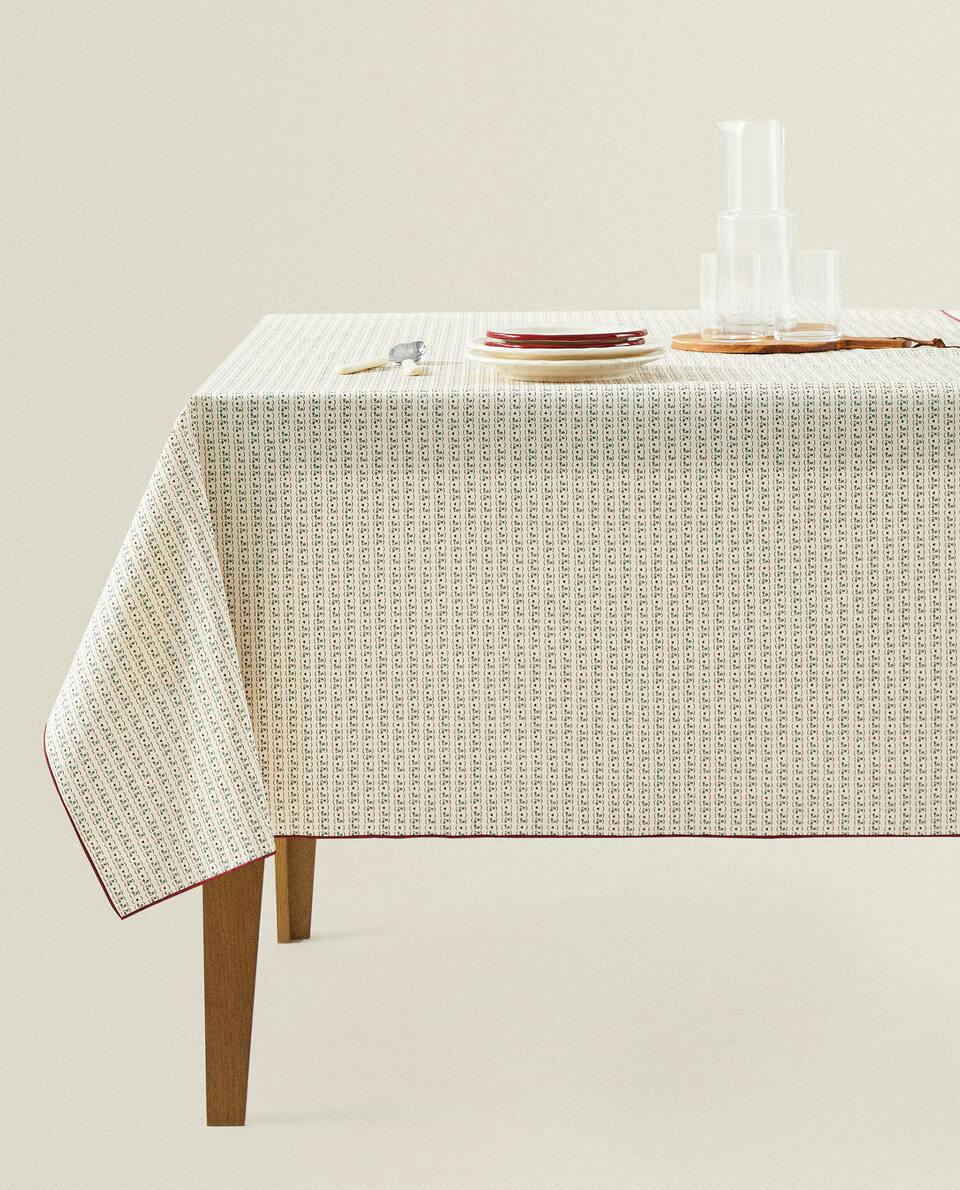 CHILDREN’S RESIN-COATED CHRISTMAS TABLECLOTH