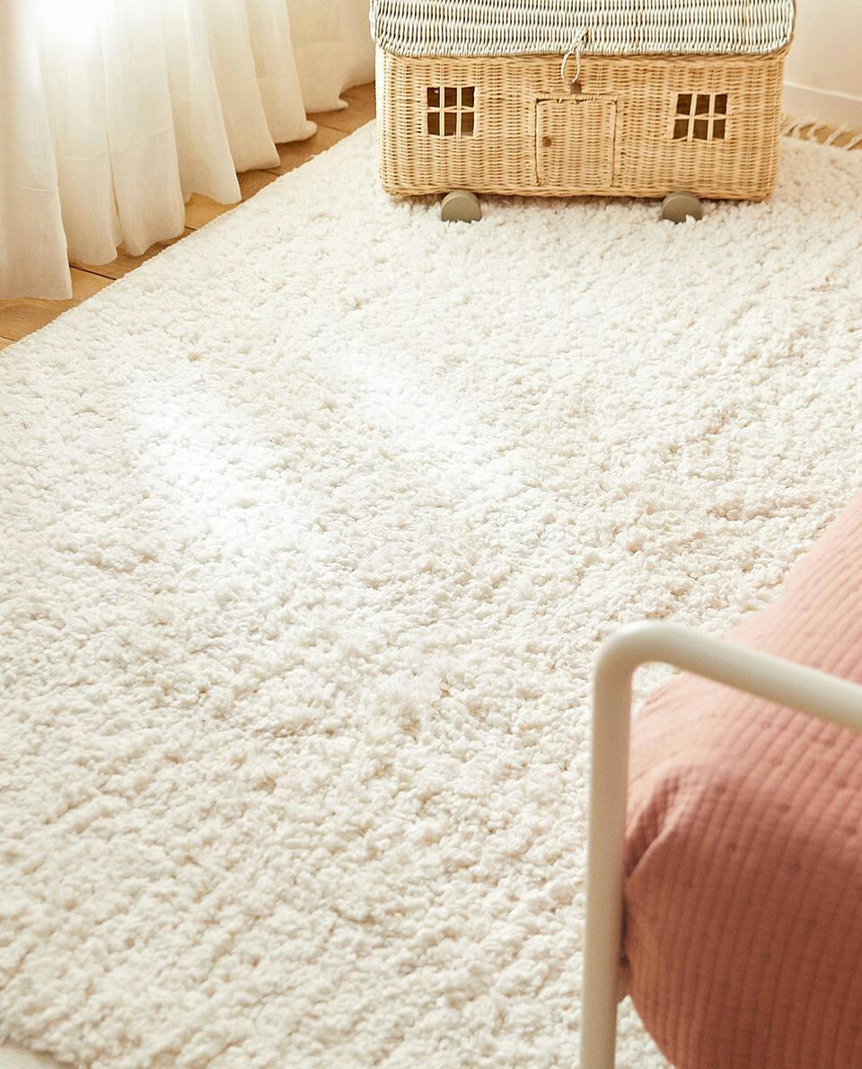 TEXTURED RUG WITH FRINGING