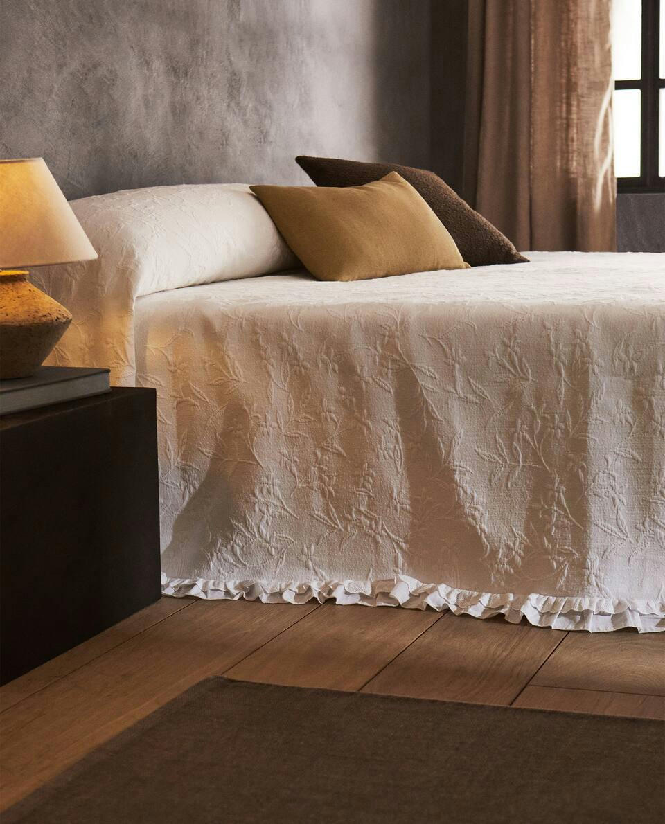 RUFFLE TRIM BEDSPREAD