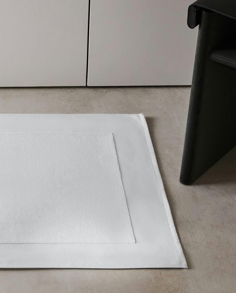 BATH MAT WITH WIDE EDGE